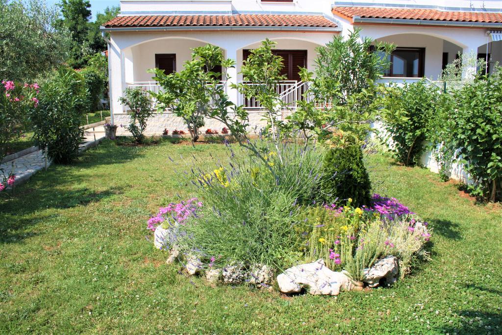 Holiday Home Magnolia Tar-Vabriga Kültér fotó